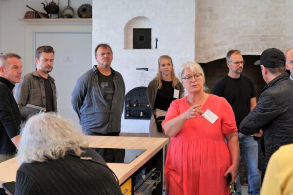 Direktør Anne Bjerrekær viser Madens Hus frem for de arkitekter, der skal byde ind på den nye udstilling - Det Grønne Museums Danmarkshistorie