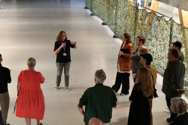 Formidlingschef Maria Berg Briese viser det ca 1000 m2 store lokale som skal danne den fysiske ramme om den nye udstilling - Det Grønne Museums Danmarkshistorie