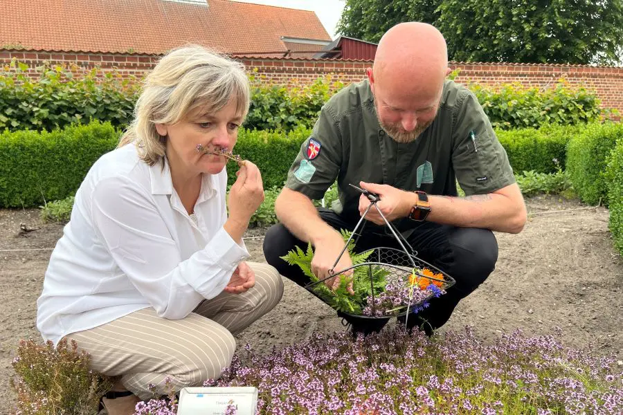 Bettina Buhl og Kim Thygesen i haven