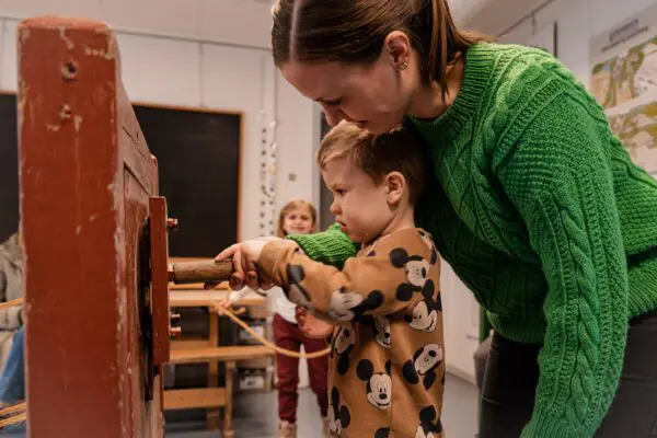 Seilspringen mit dem Karle- und Pigelauget ist eine beliebte Aktivität bei Kindern.