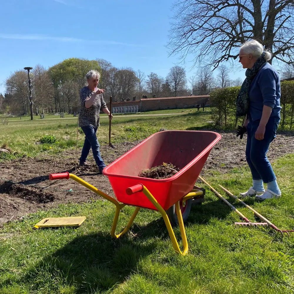 Two from the gardeners' guild working in the garden