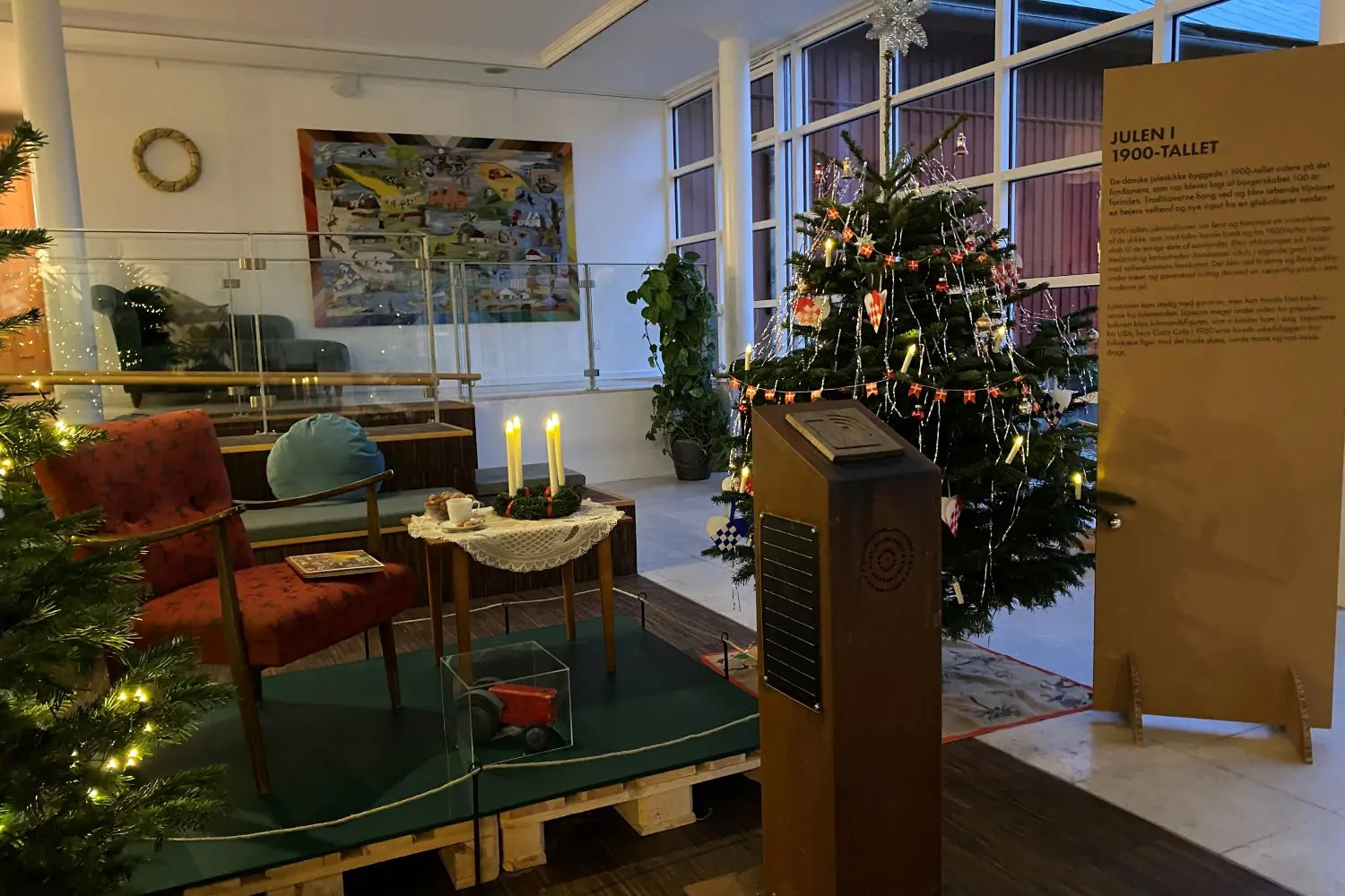 Der vises en typisk stue fra 1900-tallet i julemåneden.