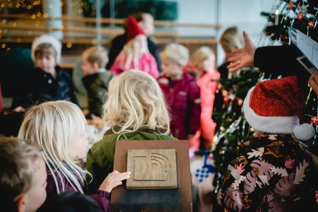 Børn oplever udstillingen Alletiders Jul