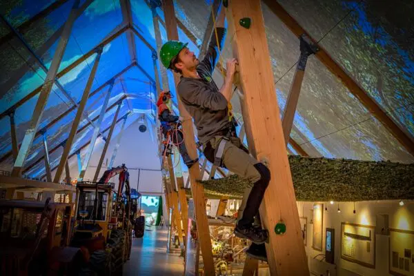 I udstillingen STORT klatrer en af museets ansatte til tops på den nye klatresøjle.