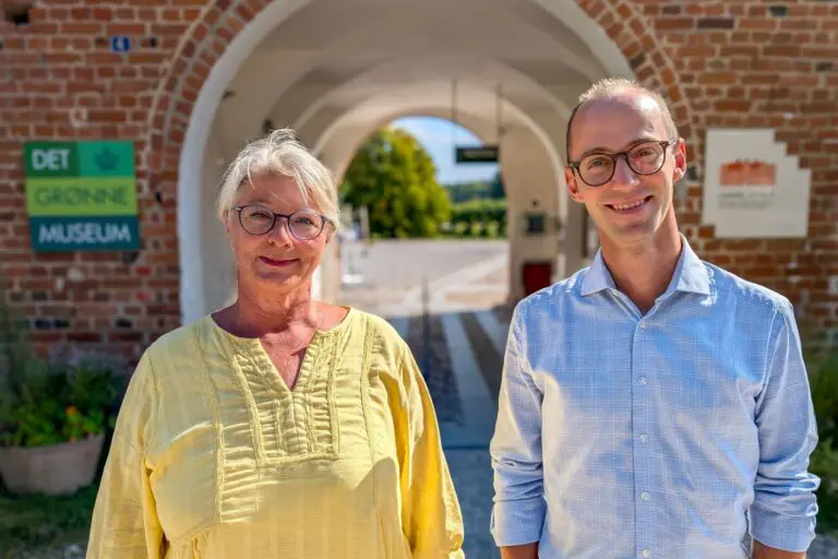 The two directors Kasper Steenfeldt Tipsmark and Anne Bjerrekær in front of the entrance.