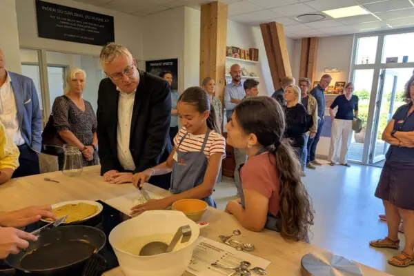 Minister of Food and Agriculture Jacob Jensen in dialogue with two students from 6th grade at Auning School.
