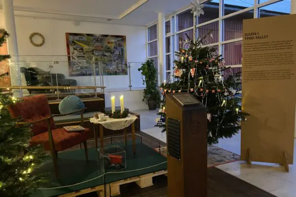 Christmas tableau at the Green Museum, showing 1900s Christmas