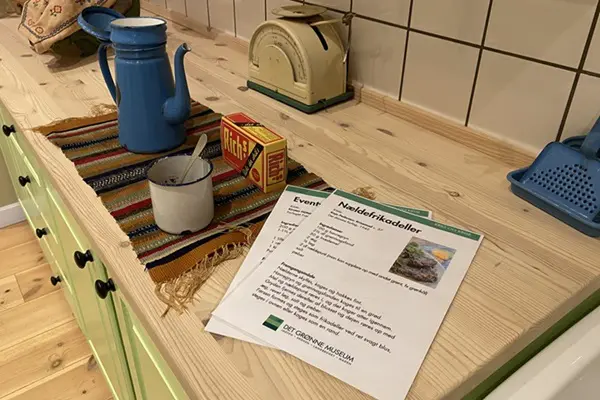 UV-Lebensmittel Ein Foto aus einer Küche aus den 1940er Jahren und Rezepte, die in dieser Küche während eines Kochkurses im Green Museum verwendet wurden.