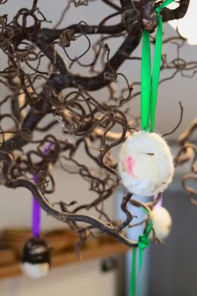 Et filtet påskeæg på en troldegren