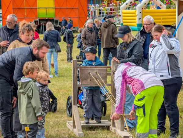 Barn prøver rebslagning ved Karle- og Pigelauget.