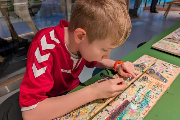 En dreng crester sin pil i efterårsferien på Det Grønne Museum