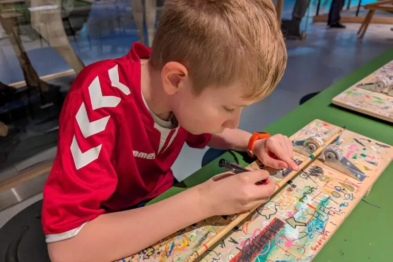En dreng crester sin pil i efterårsferien på Det Grønne Museum