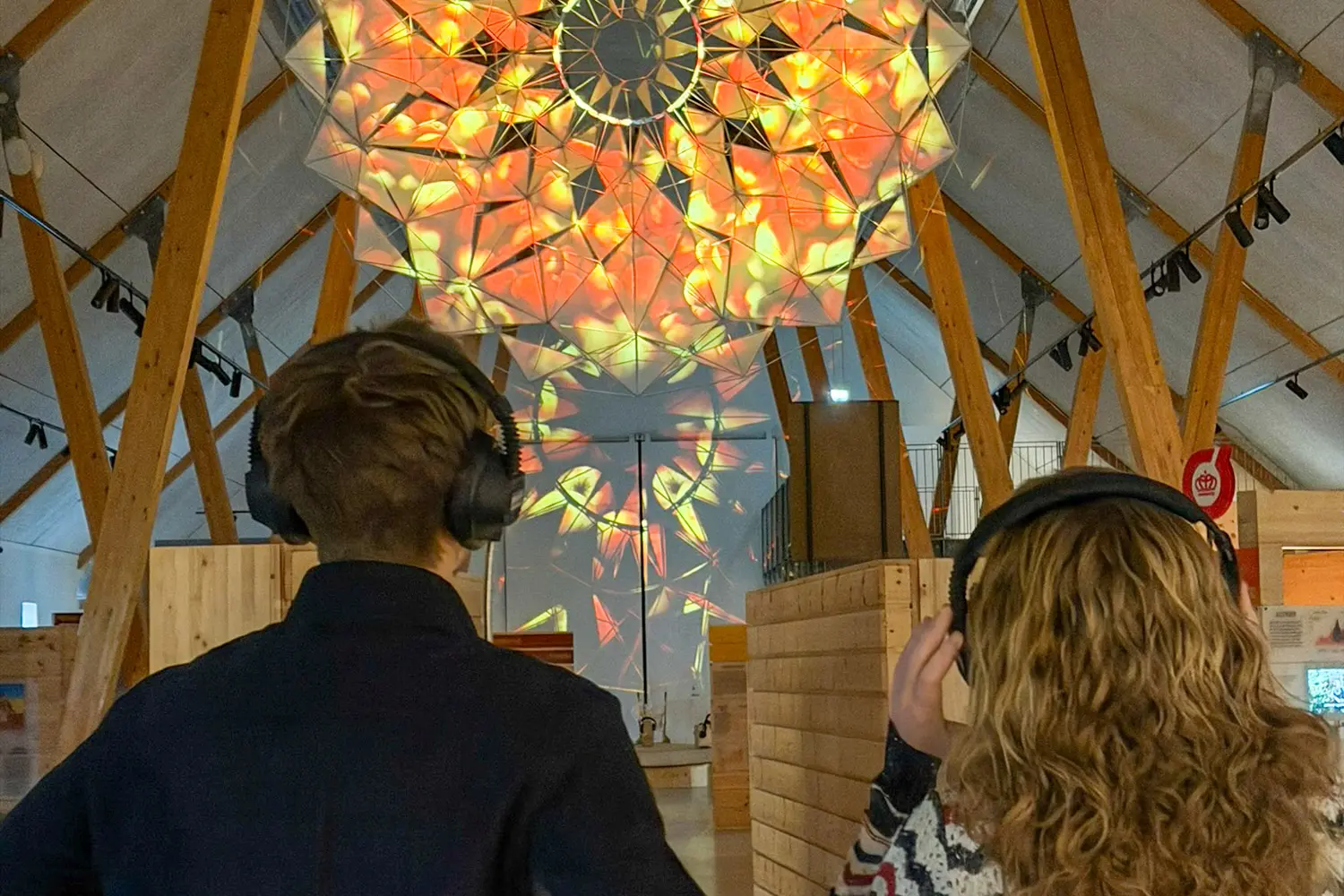 Besøgende i udstillingen Under Solen