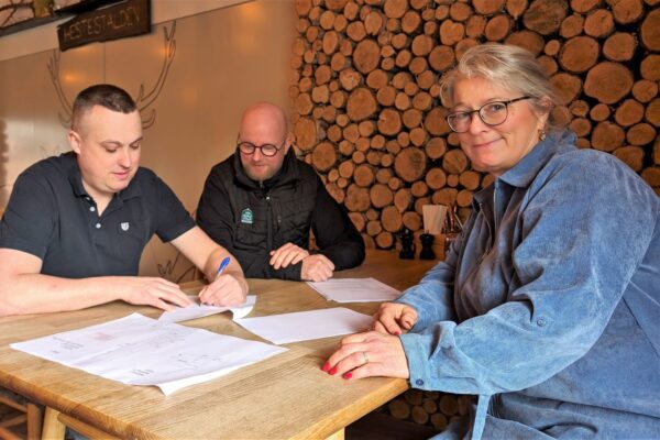 Den nye forpagter Morten Jensen underskriver aftalen med direktør Anne Bjerrekær fra Det Grønne Museum.