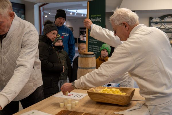 Mejeristlauget serverer smagsprøver på museet.